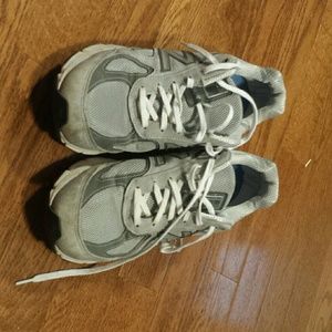 New balance tennis shoes